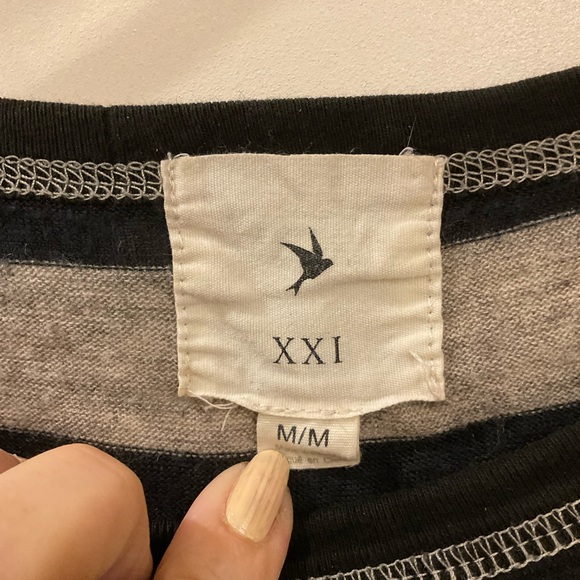 FREE with purchase: Forever 21 Black /Grey Long Sleeve, Crew Neck Top, Sz Med - Picture 3 of 7